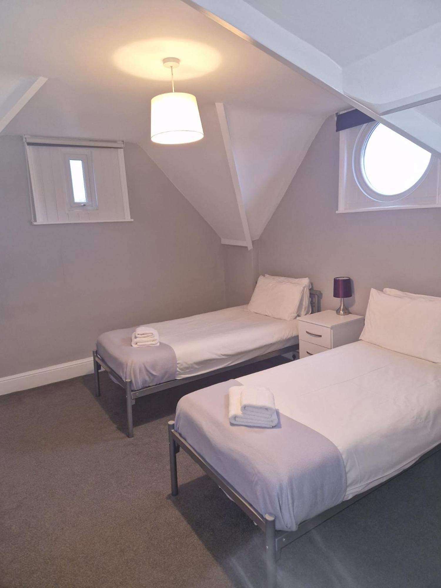 Hereford - Falcon House - Spacious 5 Bedroom House With Games Room - Sleeps 14 Guests - Great Property For Family & Friends Gathering Together - Hosted By Rentmyhouse Eksteriør billede