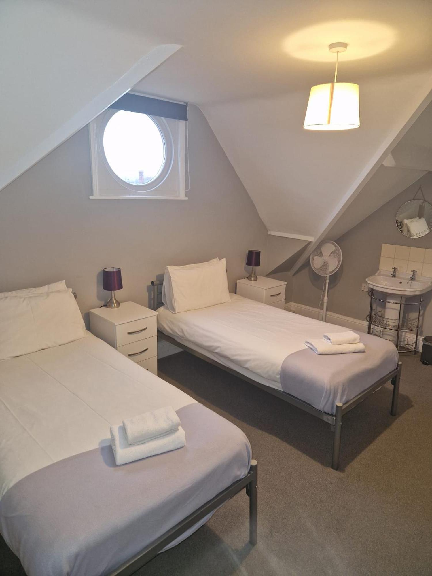 Hereford - Falcon House - Spacious 5 Bedroom House With Games Room - Sleeps 14 Guests - Great Property For Family & Friends Gathering Together - Hosted By Rentmyhouse Eksteriør billede