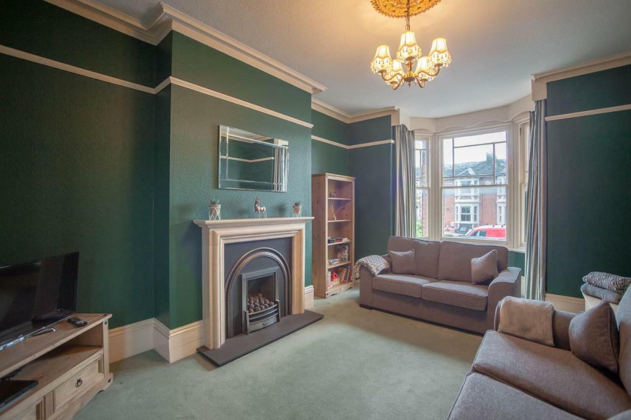 Hereford - Falcon House - Spacious 5 Bedroom House With Games Room - Sleeps 14 Guests - Great Property For Family & Friends Gathering Together - Hosted By Rentmyhouse Eksteriør billede